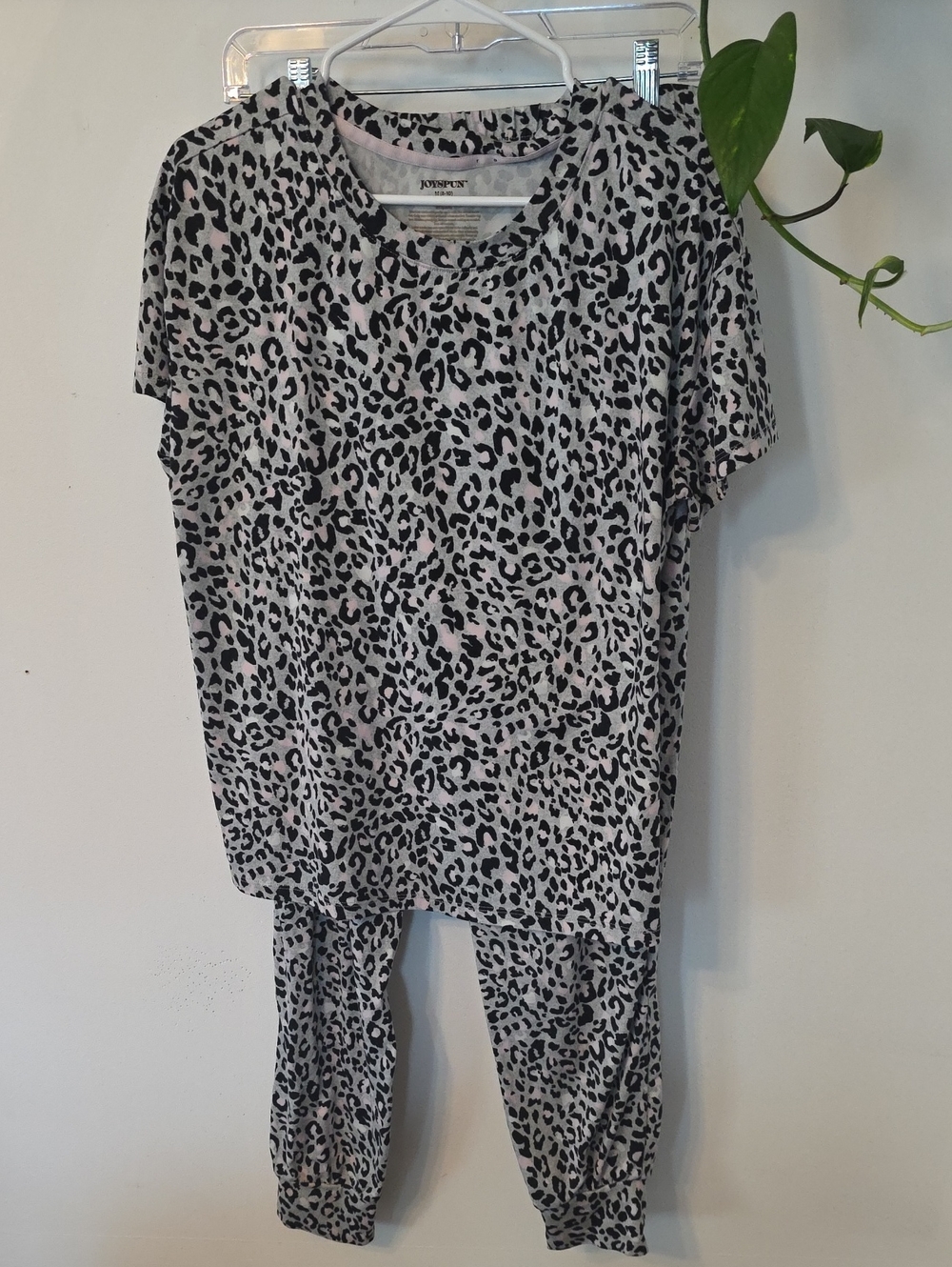 Leopard-Print Jogger Set in Light Pink & Black - Women's Comfort Fit
